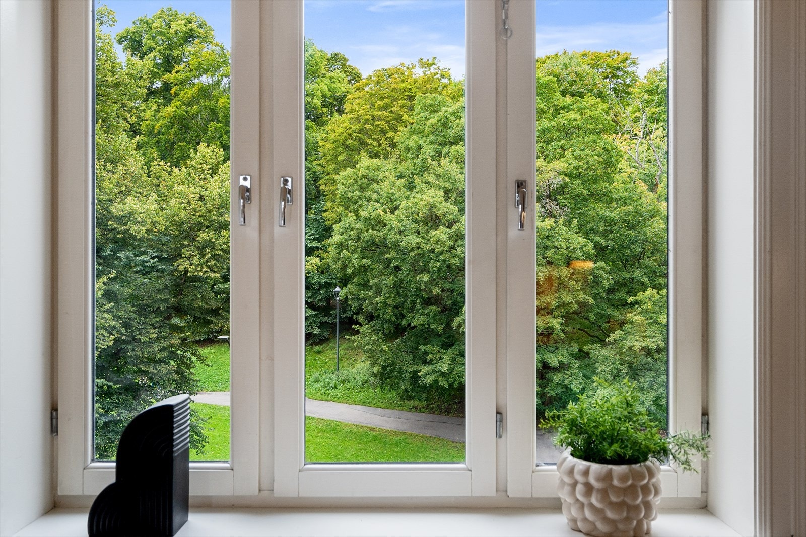 Hyggelig og frodig utsikt mot parken. Galleribilde