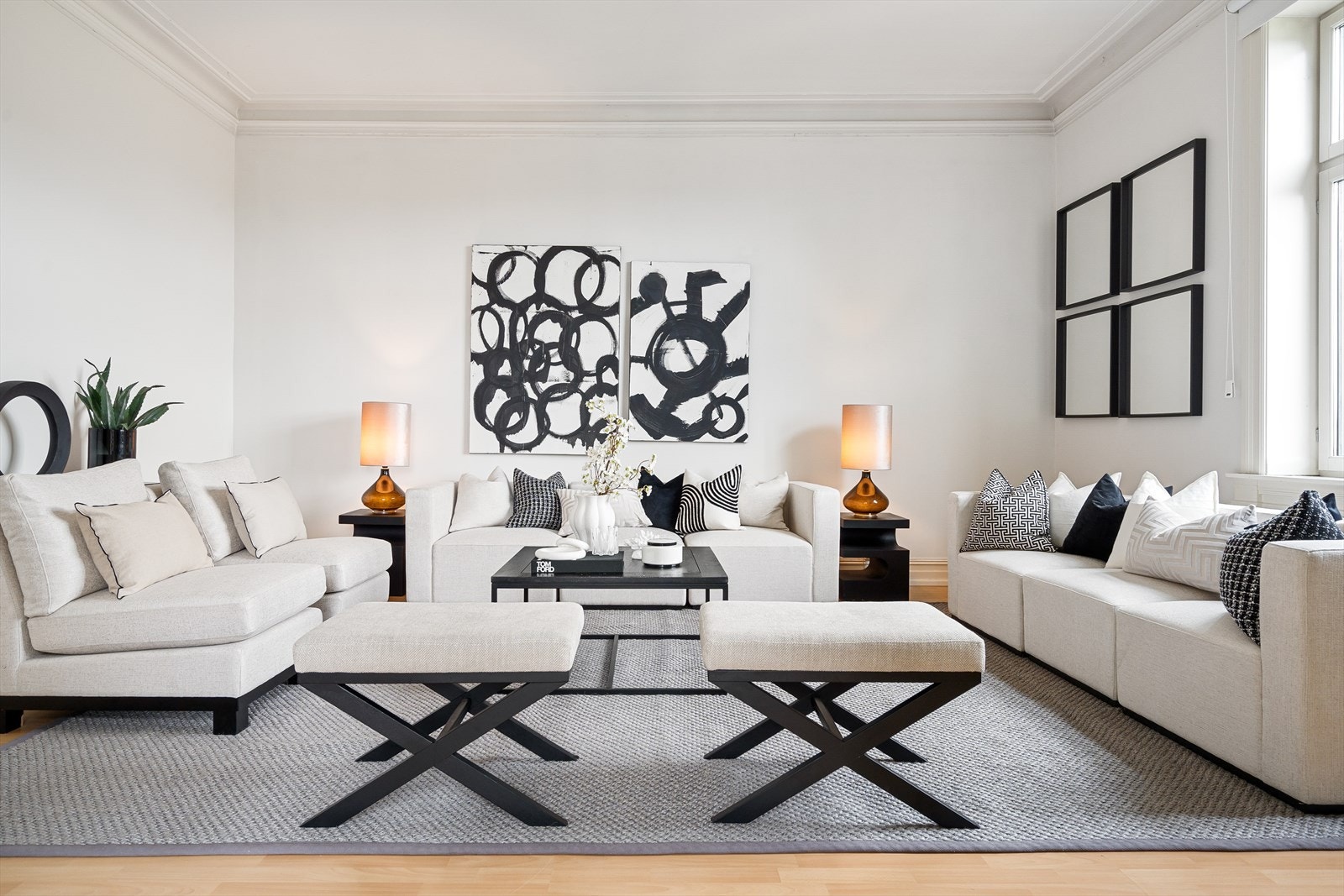 Det er god plass til sofagruppe, sofabord og tv-møblement. Galleribilde
