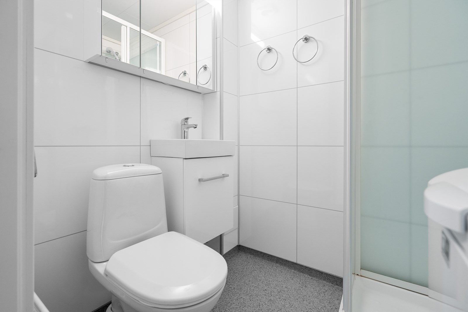 Bad fra 2018. Badet har vinylbelegg på gulv og våtromsplater på vegger. Takess i himling. Galleribilde