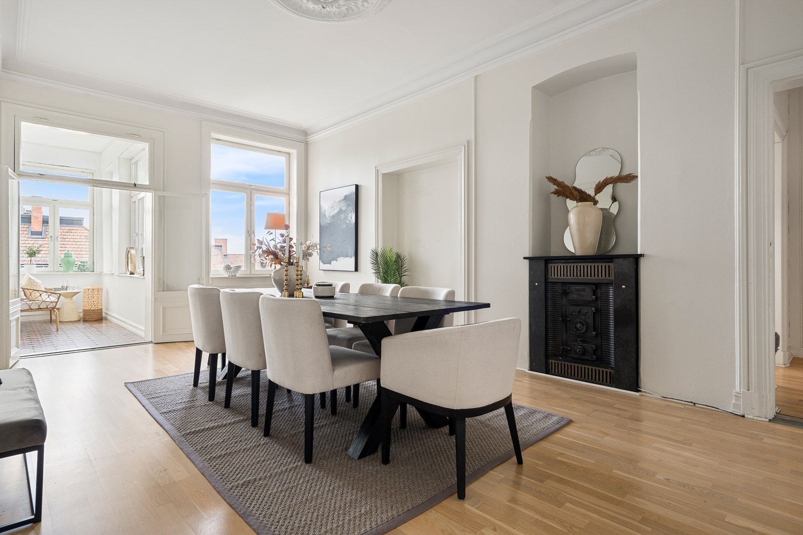 Stuen passer perfekt som spisestue med god plass til langbord med tilhørende spisestoler. Galleribilde