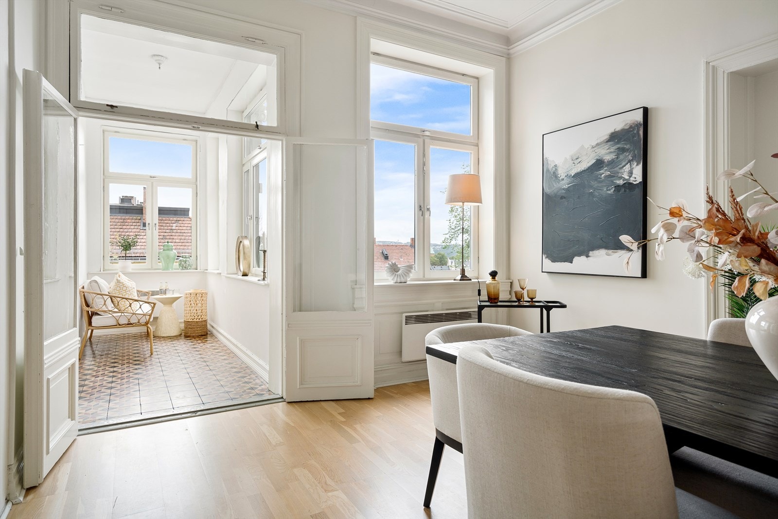 Fantastisk lysinnslipp fra store vindusflater. Galleribilde