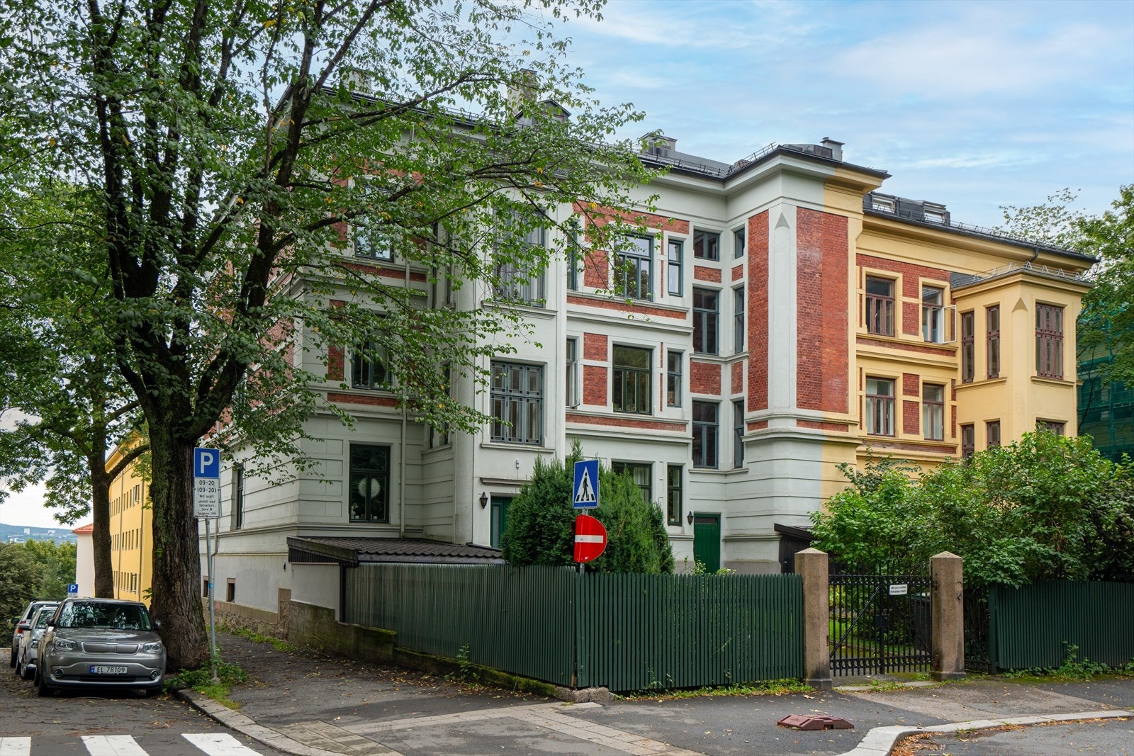 Herskapelig bygård fra 1890 med parken som nærmeste nabo! Galleribilde