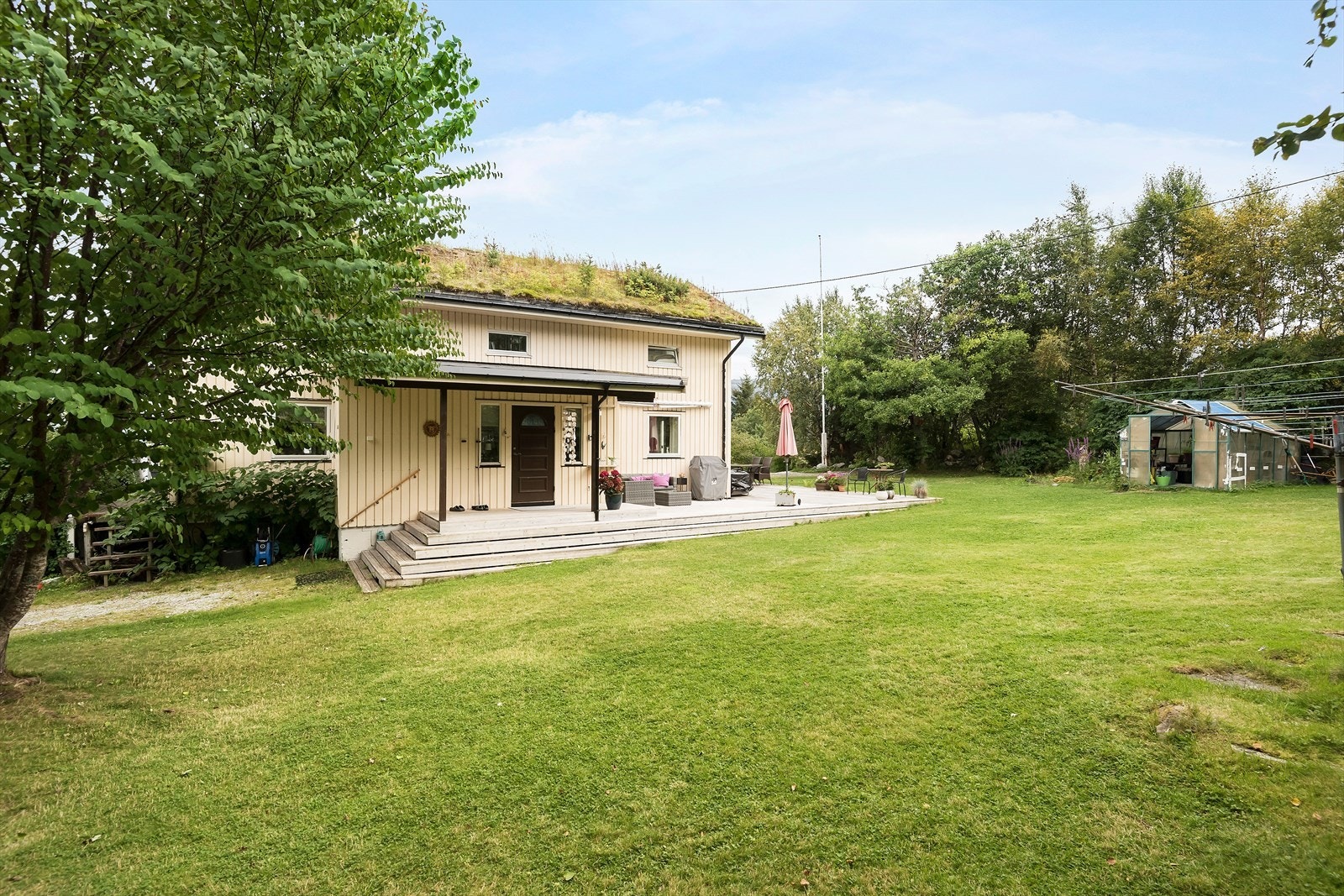 Innbydende takoverbygd inngangsparti. Galleribilde