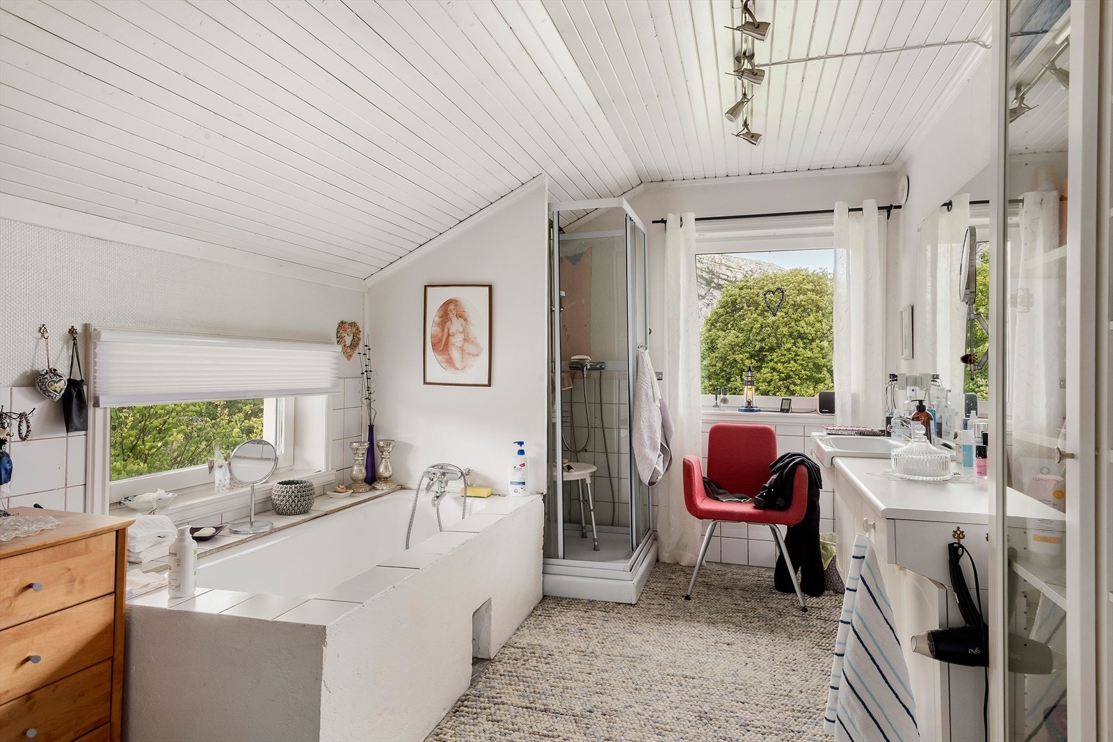 Badet er plassert i andre etasje. Her er det innredet med badekar, dusjkabinett, romslig baderomsinnredning med speil over. Galleribilde