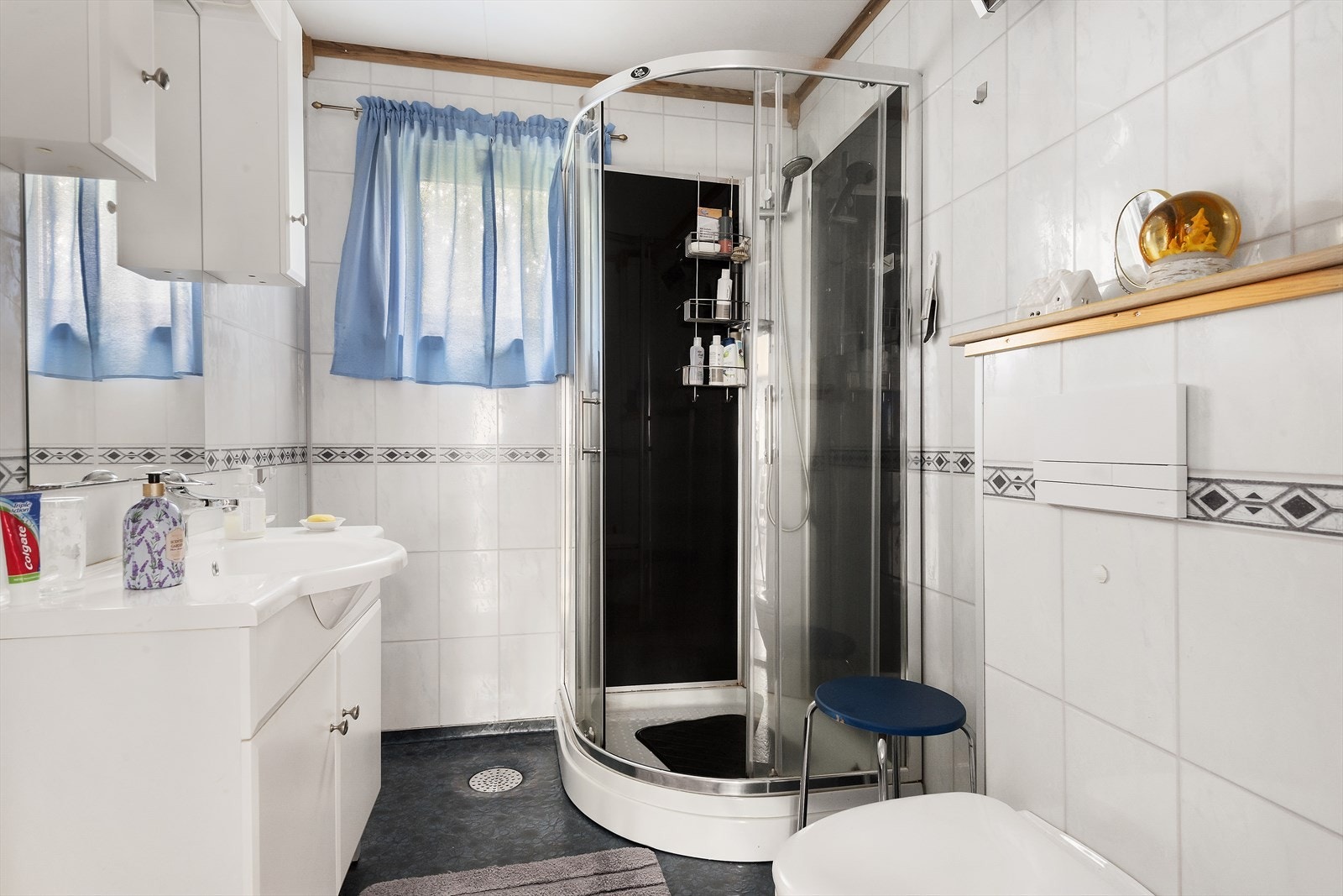 Hovedplan har både baderom og vaskerom. Galleribilde