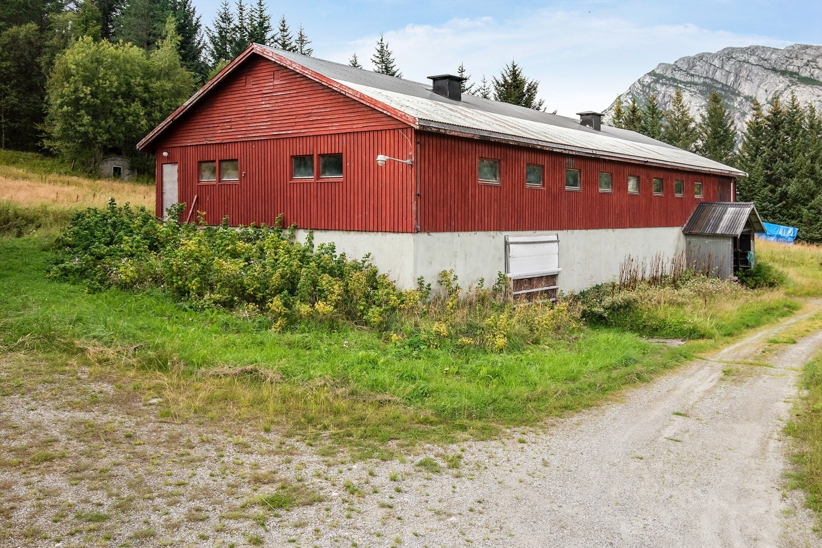 På eiendommen følger det med en fjøs/driftsbygning med et BRA-i på 586 m2. Galleribilde