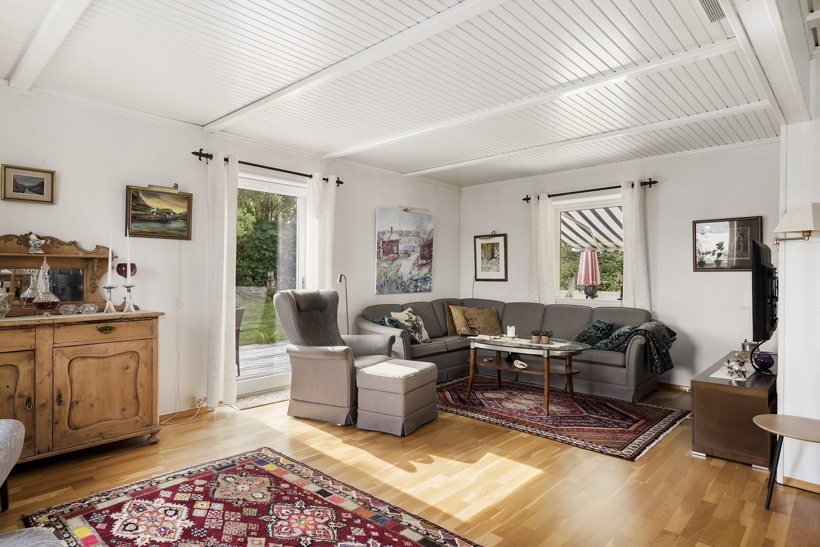 Hyggelig tv-krok med plass til romslig sofagruppe. Galleribilde