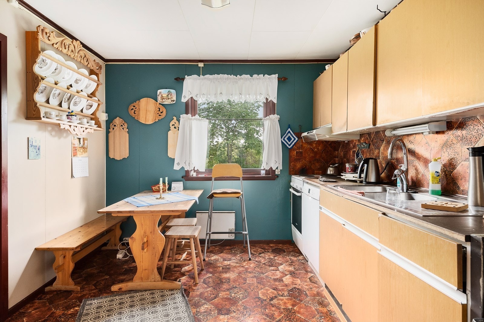 Eldre kjøkken men som innehar de kvaliteter man trenger. Galleribilde