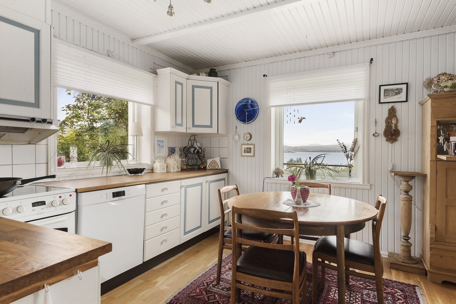 I tillegg til egen spisestue er det plass til et enkelt kjøkkenbord hvor morgenkaffen kan nytes til den flotte utsikten. Galleribilde