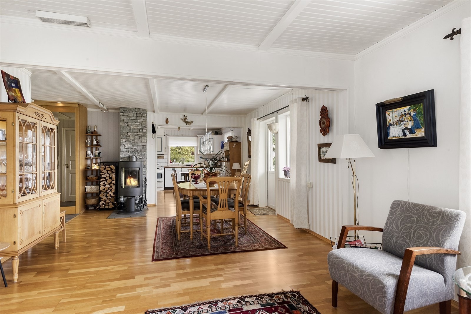 Spisestuen er pent plassert som en naturlig avgrensning mellom stue og kjøkken. Galleribilde