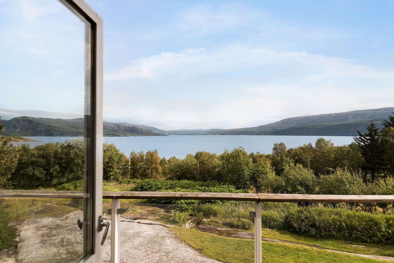 Fra trappegangen/tv-stua er det utgang til en liten balkong med svært fin utsikt over fjorden. Galleribilde