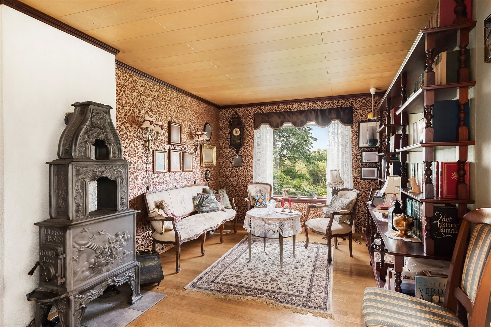 Naturlig inndeling av ulike soner med sofagruppe, spisestue og penstue, eller evt plass til godstoler. Galleribilde