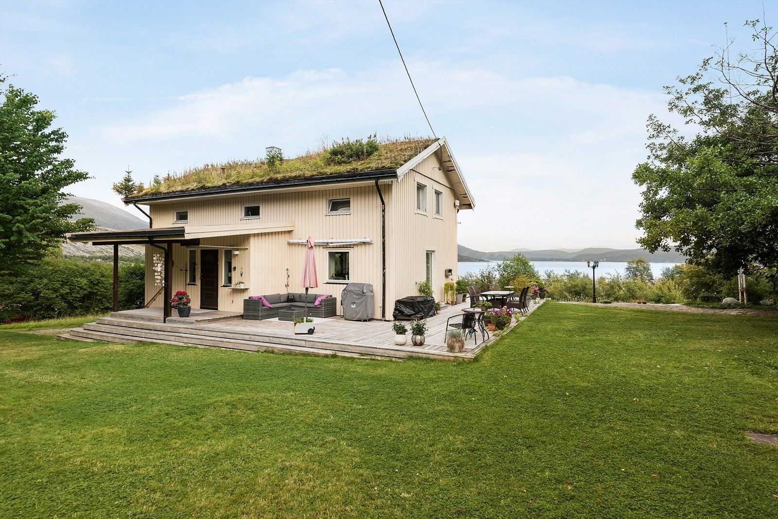 Terrassen strekker seg rundt flere sider av boligen er ca. 103 m2. Galleribilde