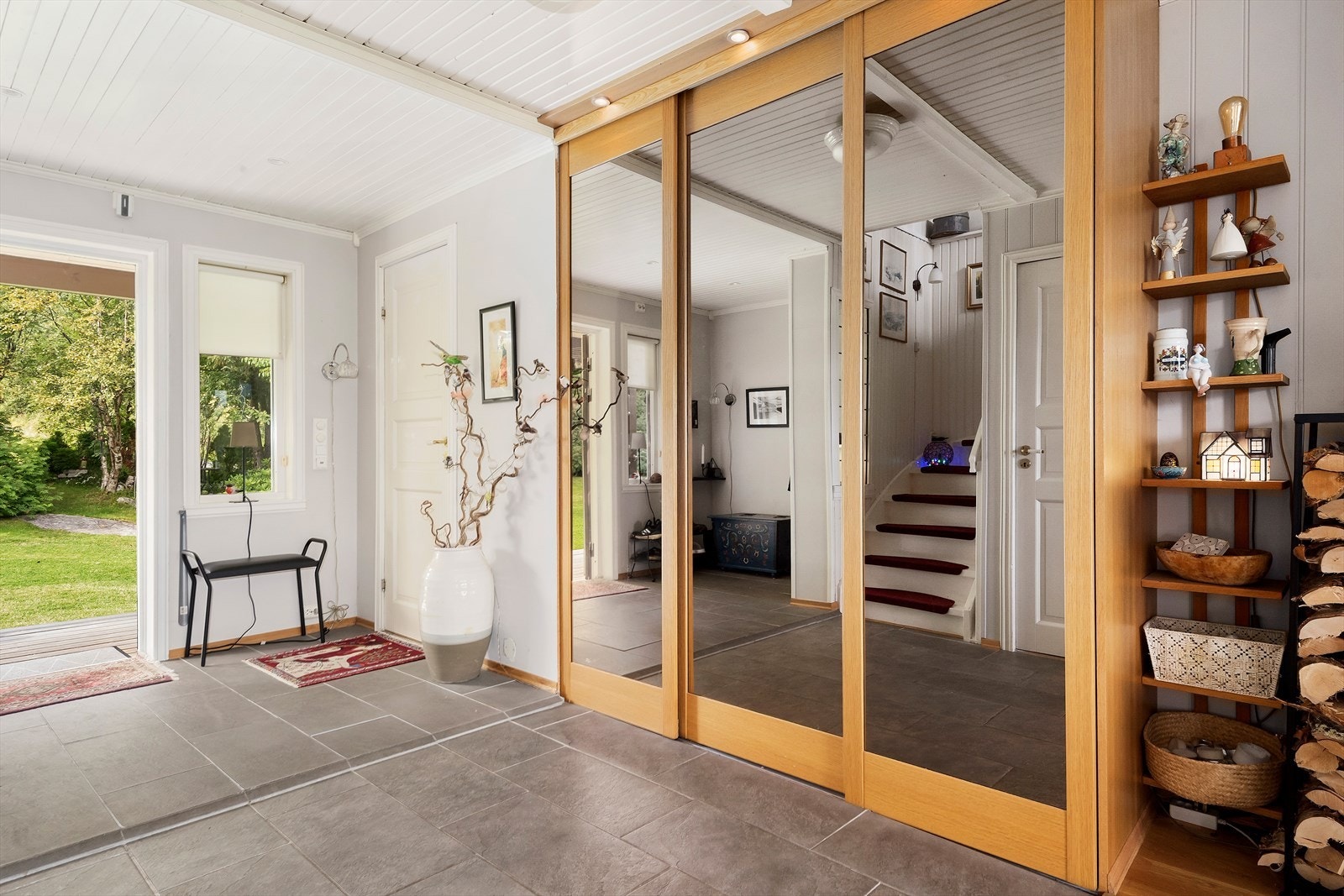 Romslig hall med gode oppbevaringsmuligheter i en stor skyvedørsgarderobe. Galleribilde