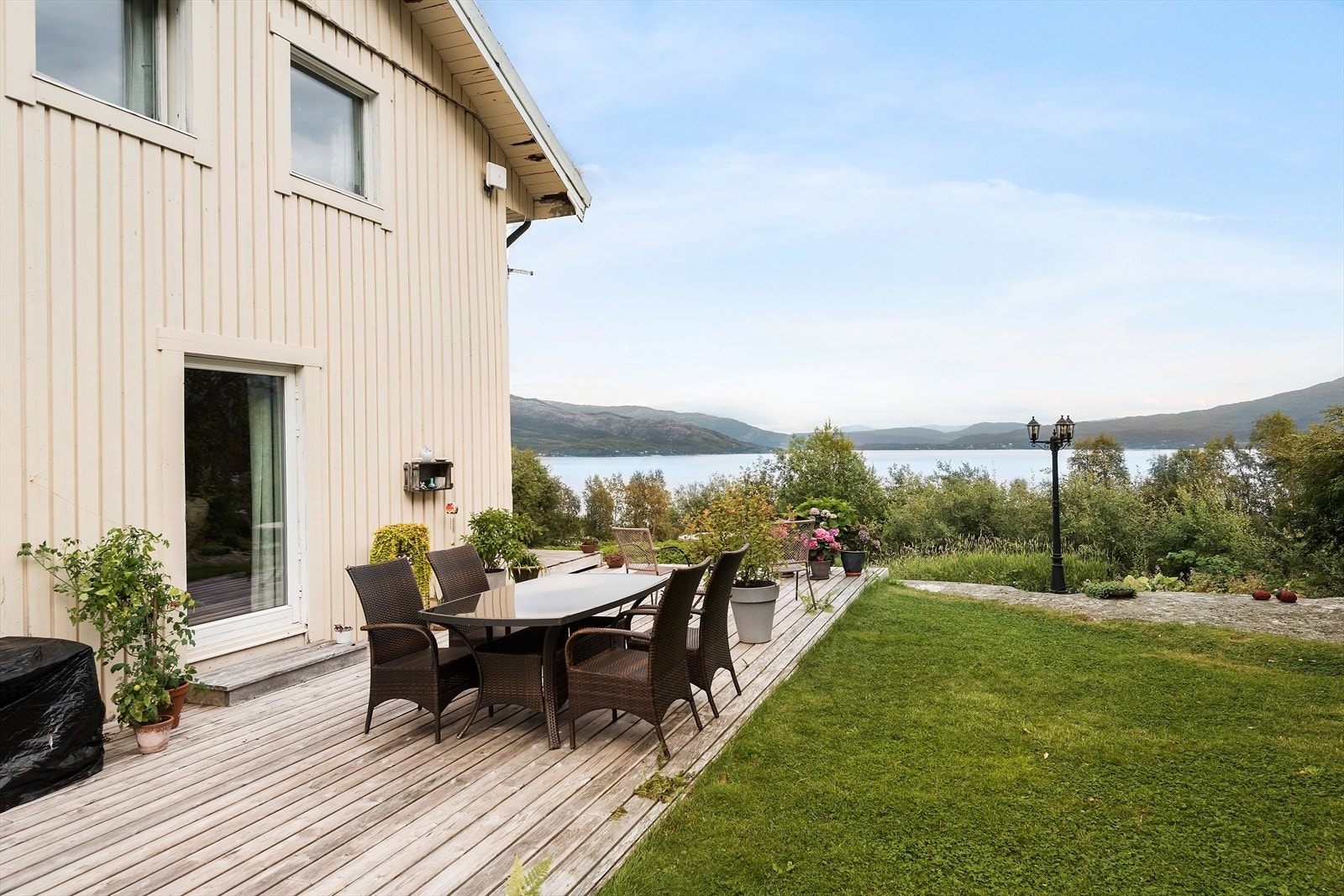 Romslig terrasse med god plass til å samle venner og familie til hagefest. Galleribilde