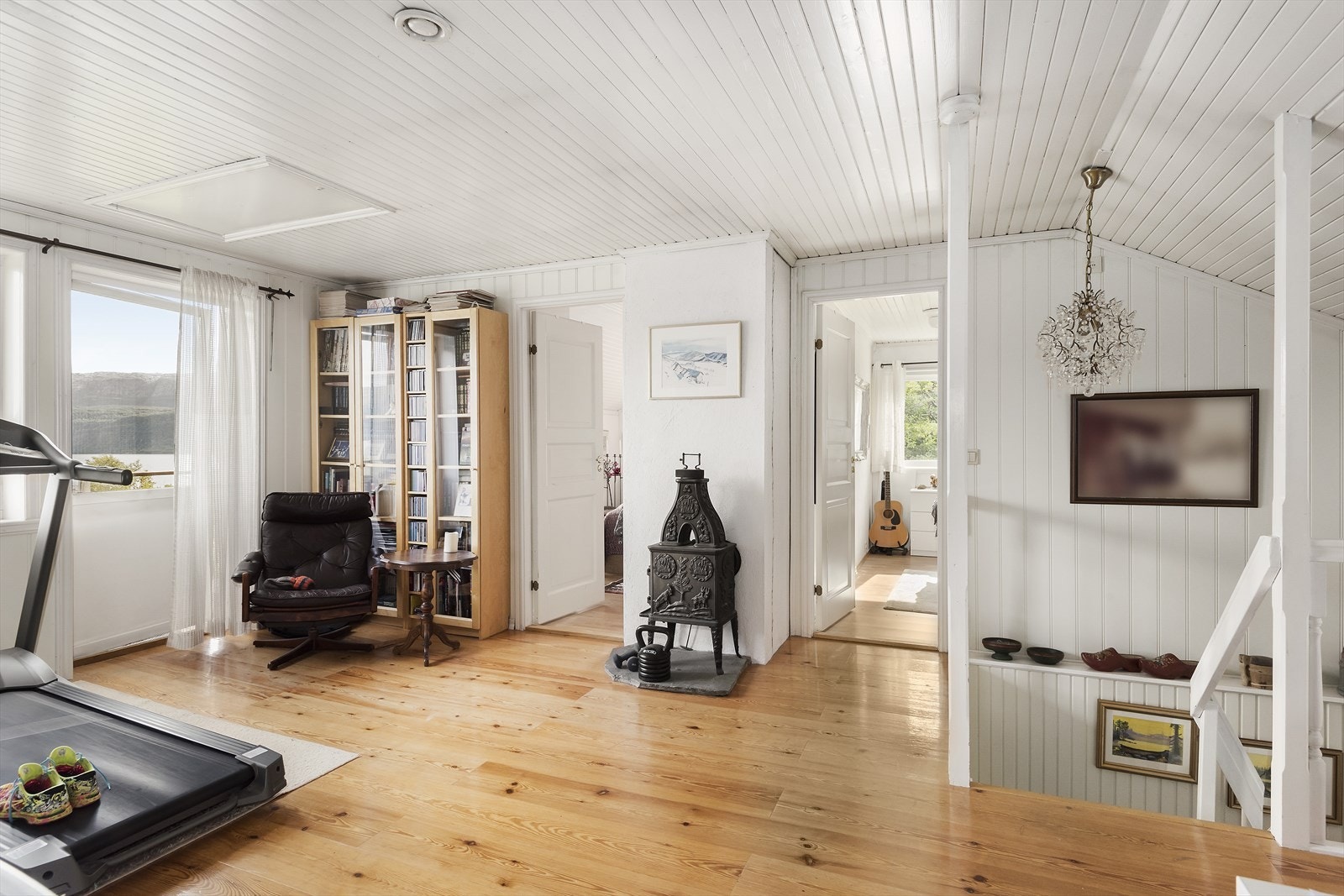 I boligens andre etasje blir du møtt av en romslig trappegang/tv-stue. Galleribilde