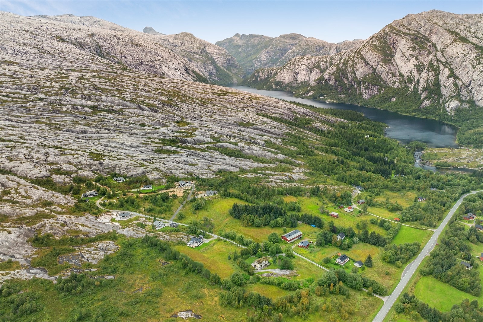 Gnr/bnr: 198/6 består av totalt 3 teiger. En bebygd teig nede ved Flostrandveien og 2 stk ubebygde teiger i området Hundåga/Flostranddalen. Galleribilde