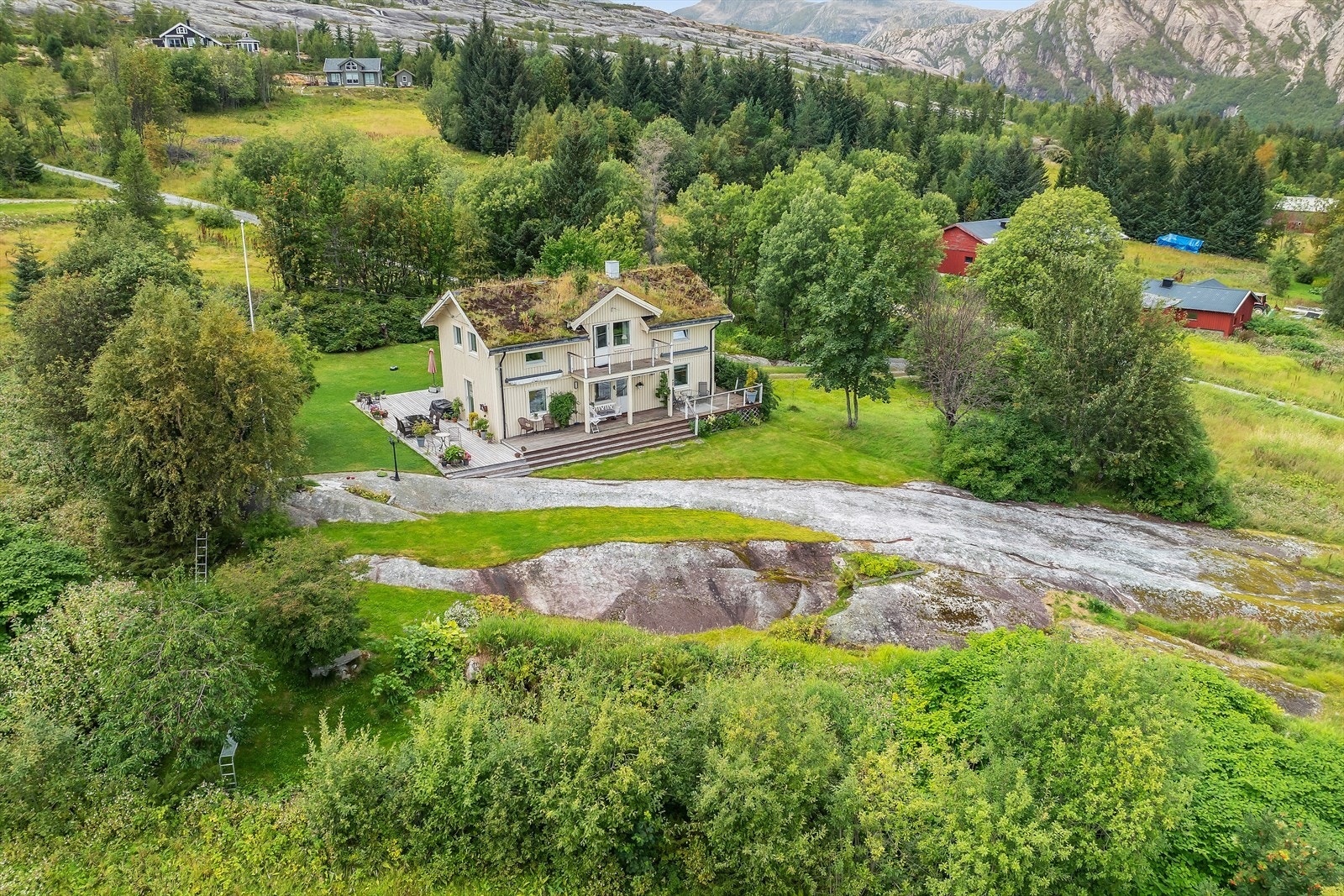 Flostrandveien 630: Denne boligen er fra 1987 og har en sjarmerende kombinasjon av tradisjonell stil og praktiske løsninger. Galleribilde