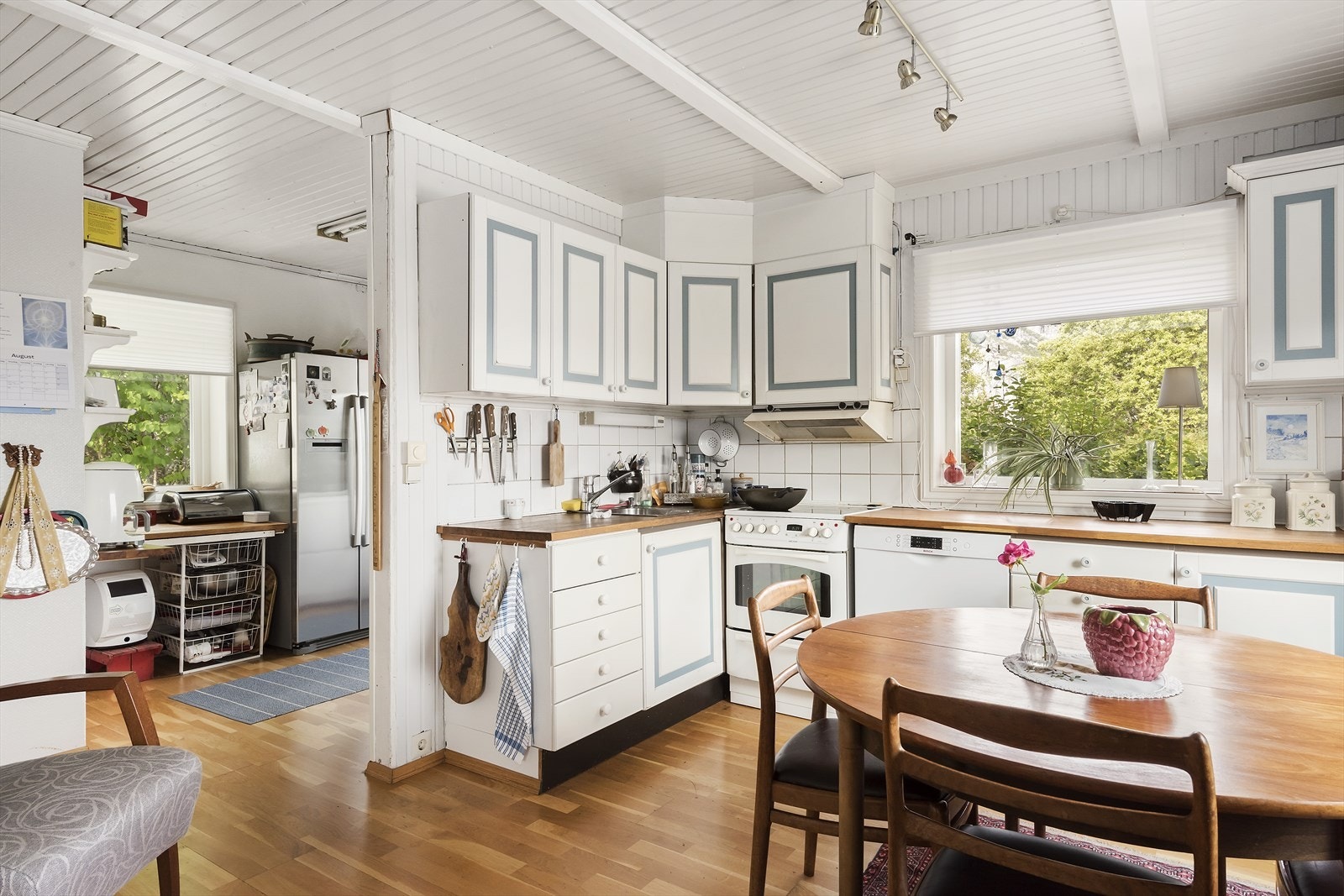 I kjøkkenets bakkant finner du et praktisk grovkjøkken. Fra kjøkkenet er det utgang til terrasse. Galleribilde