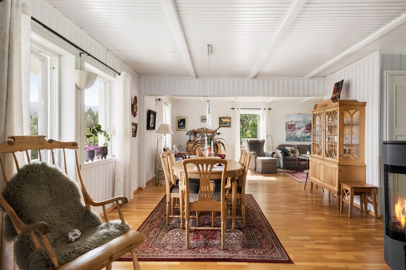 God størrelse på rommet gir fine muligheter for oppbevaring i ulike møbler slik som kommode og skjenk. Galleribilde