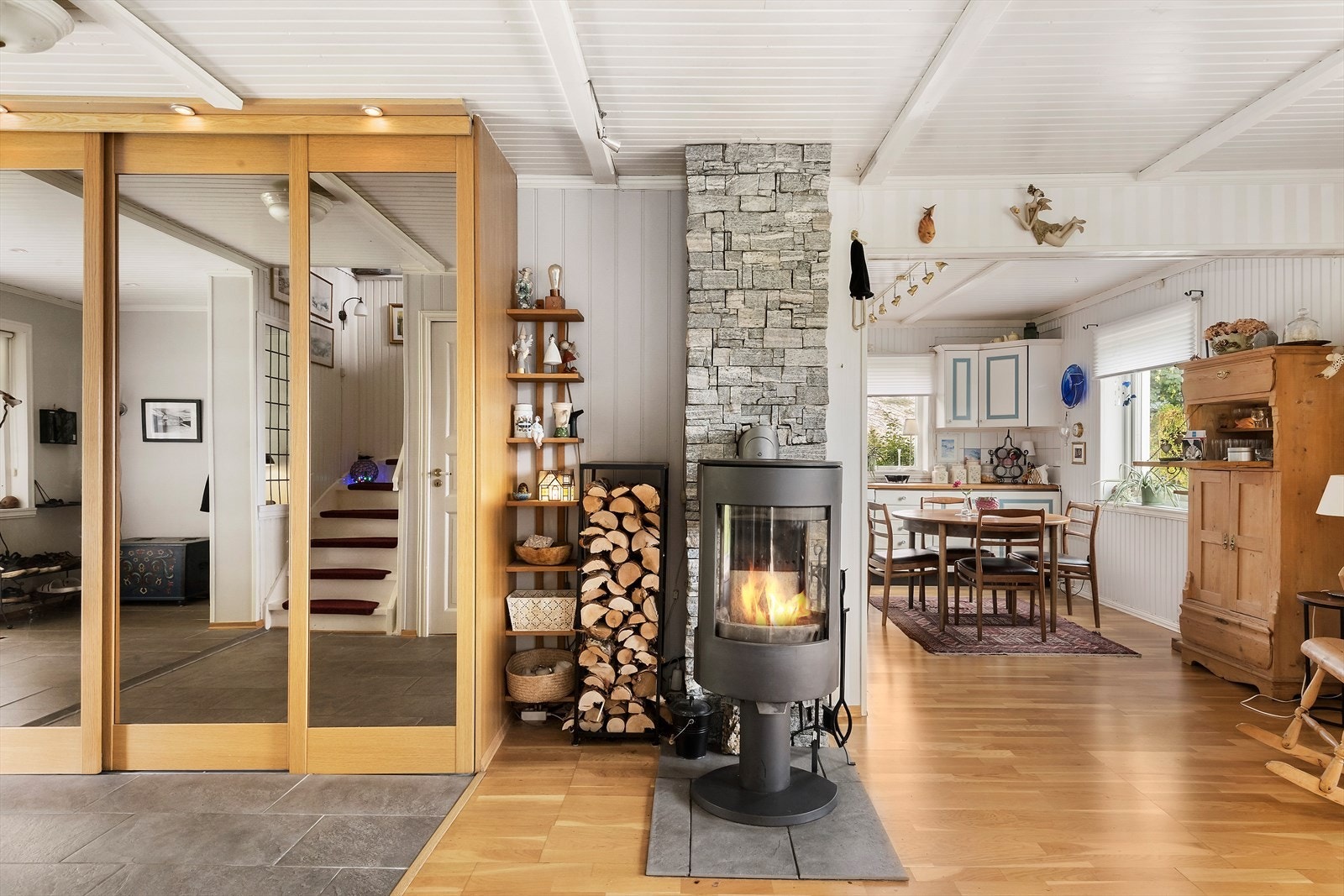 Boligen varmes opp av vedovn, varmepumpe, varmekabler i gulvene i hall og vaskerom samt elektriske ovner. Galleribilde