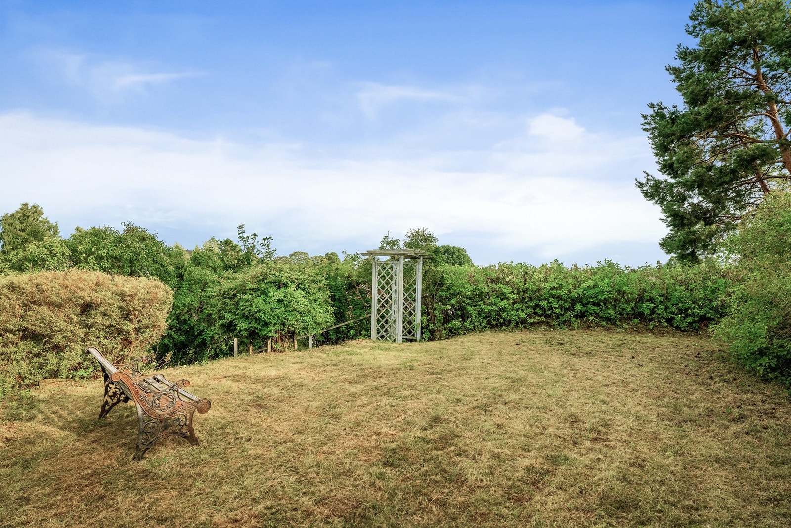 Eiendommen har en stor tomt delvis kupert på over 1,9 mål Galleribilde