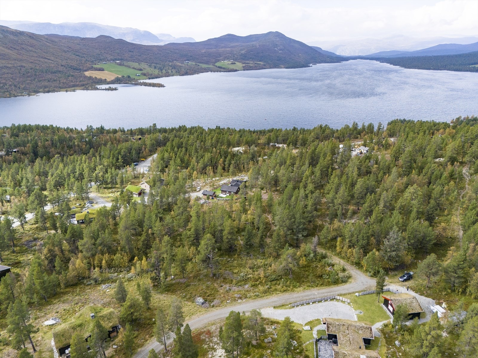 Lemonsjøen er en flott helårsdestinasjon som ligger ved porten til Jotunheimen, og vil være et perfekt utgangspunkt for deg som ønsker både løypenettet og alpinbakken i kort avstand til hytta. Galleribilde