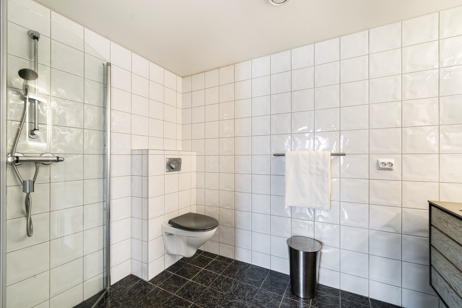 Bad m/dusj, vegghengt wc og seksjon m/servant. Galleribilde
