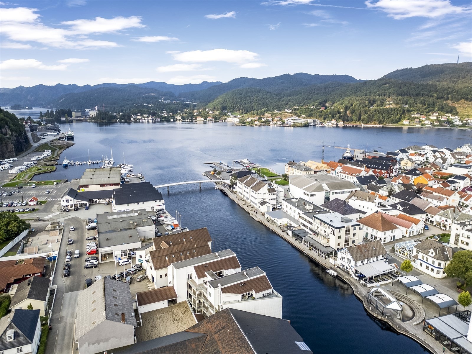Leiligheten ligger solrikt til med umiddelbar nærhet til bykjernen, brygge og sjø! Galleribilde