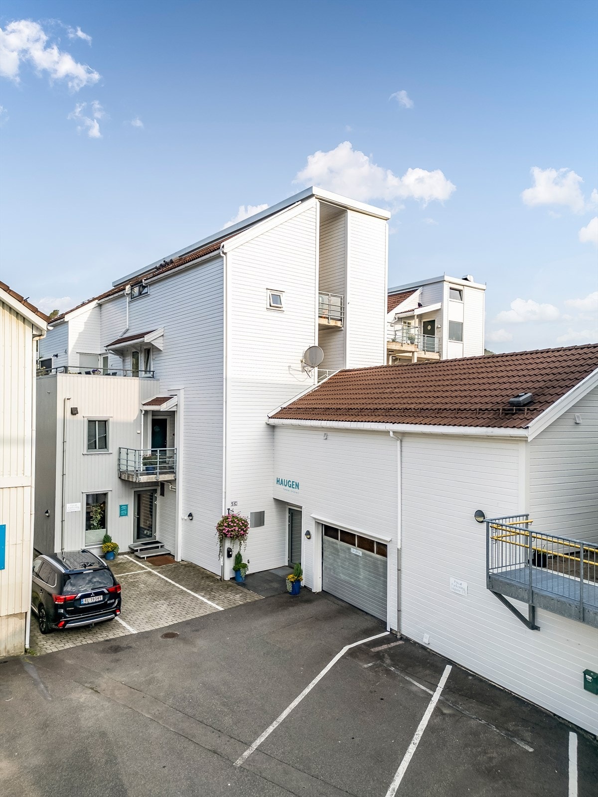 Parkering i felles lukket parkeringsanlegg hvor det er installert privat elbillader. Galleribilde