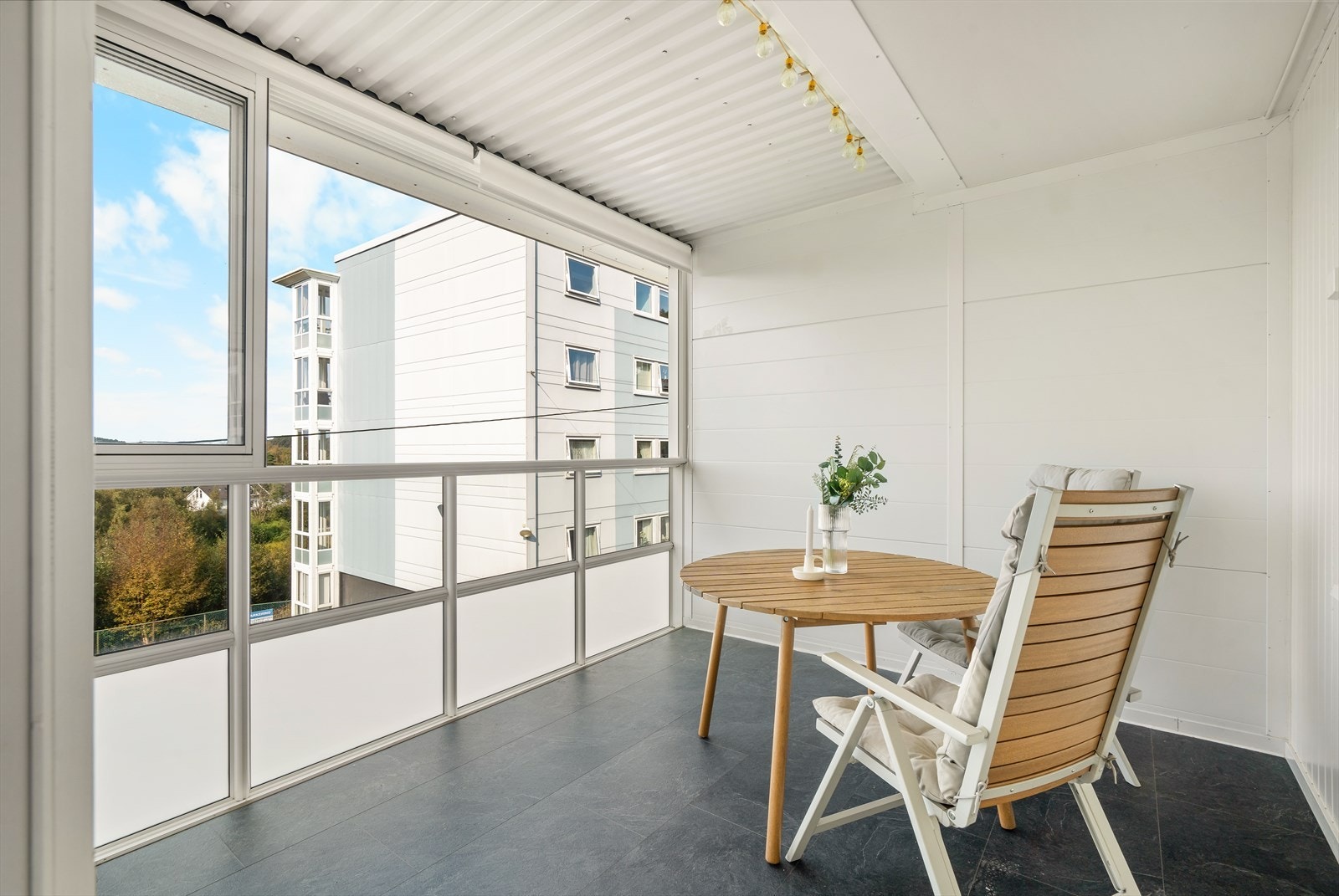 Leiligheten ligger sentralt til i et attraktiv område i Loddefjord. Smarte løsninger og solrik innglasset balkong gjør denne leiligheten unik! Galleribilde