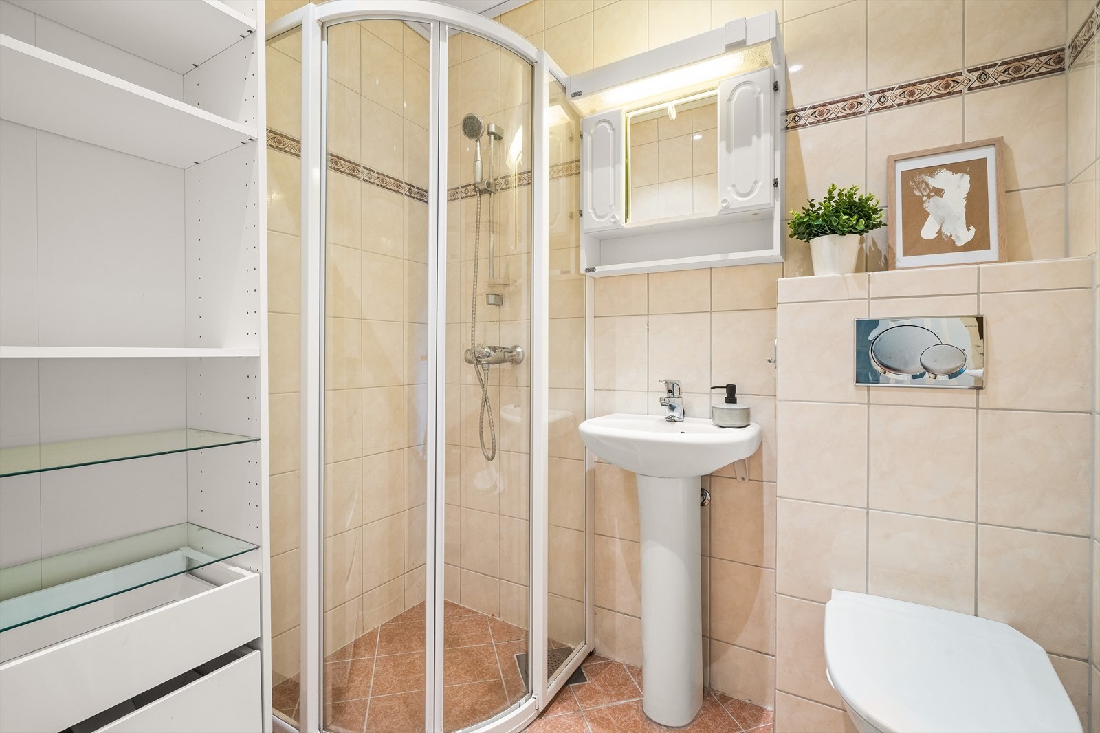 Badet er innredet med praktisk oppbevaringsløsning Galleribilde