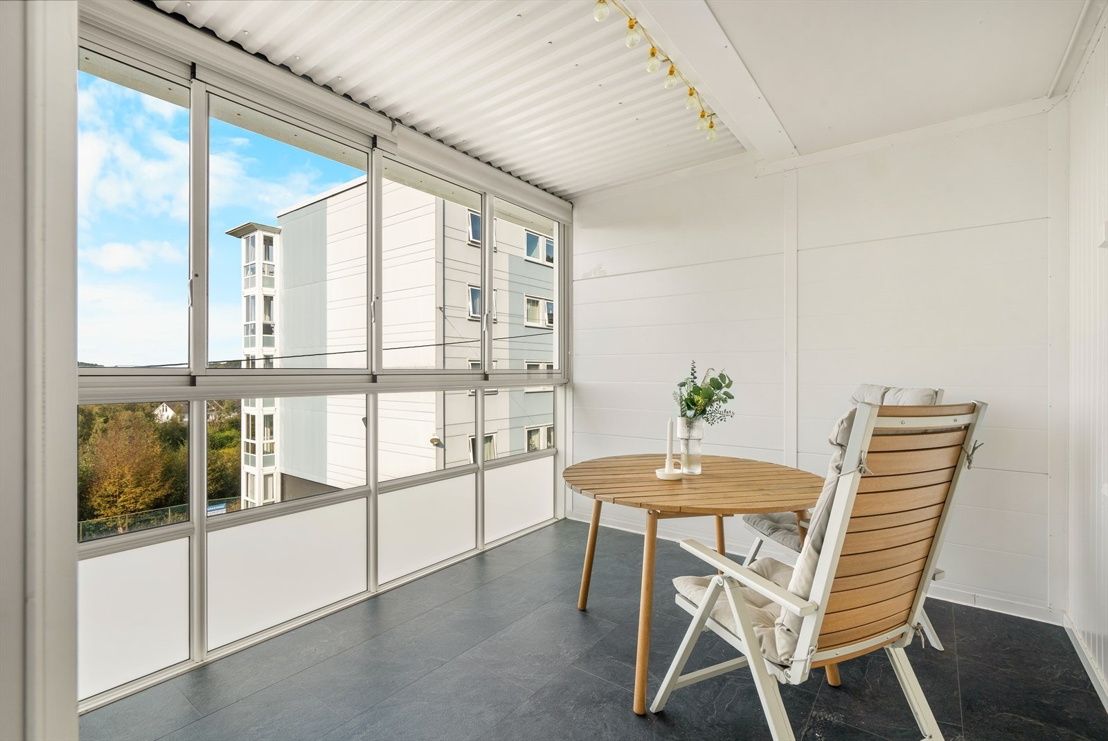 Balkongen er vestvendt, og en perfekt helårs uteplass! Galleribilde