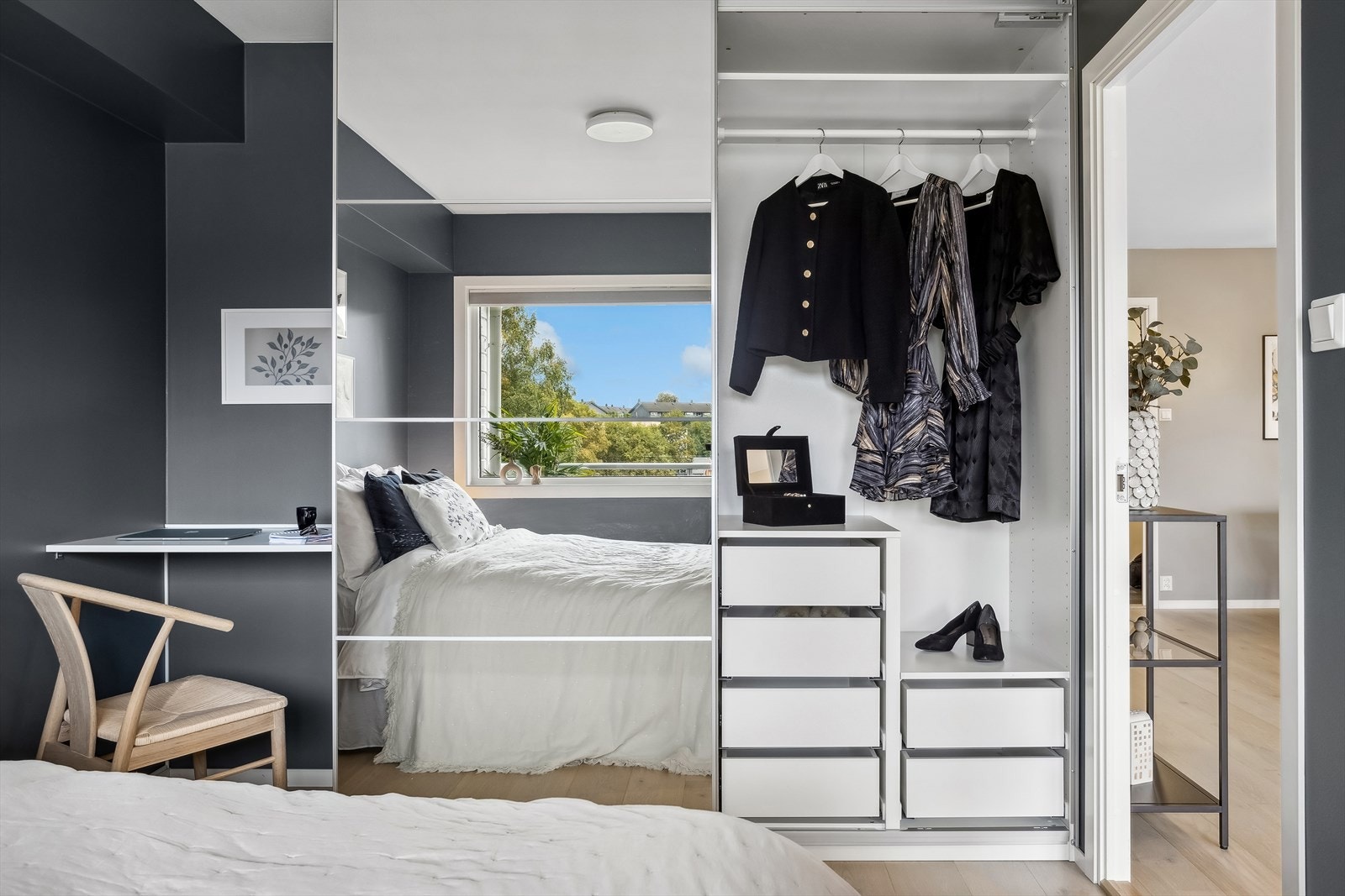 Garderobe løsning og innebygget kontorløsning. Galleribilde
