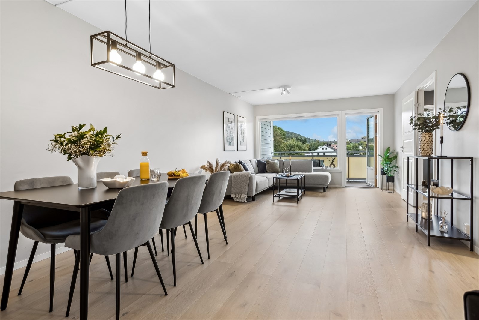 Stor stue med god plass til spisebord og sofagruppe Galleribilde