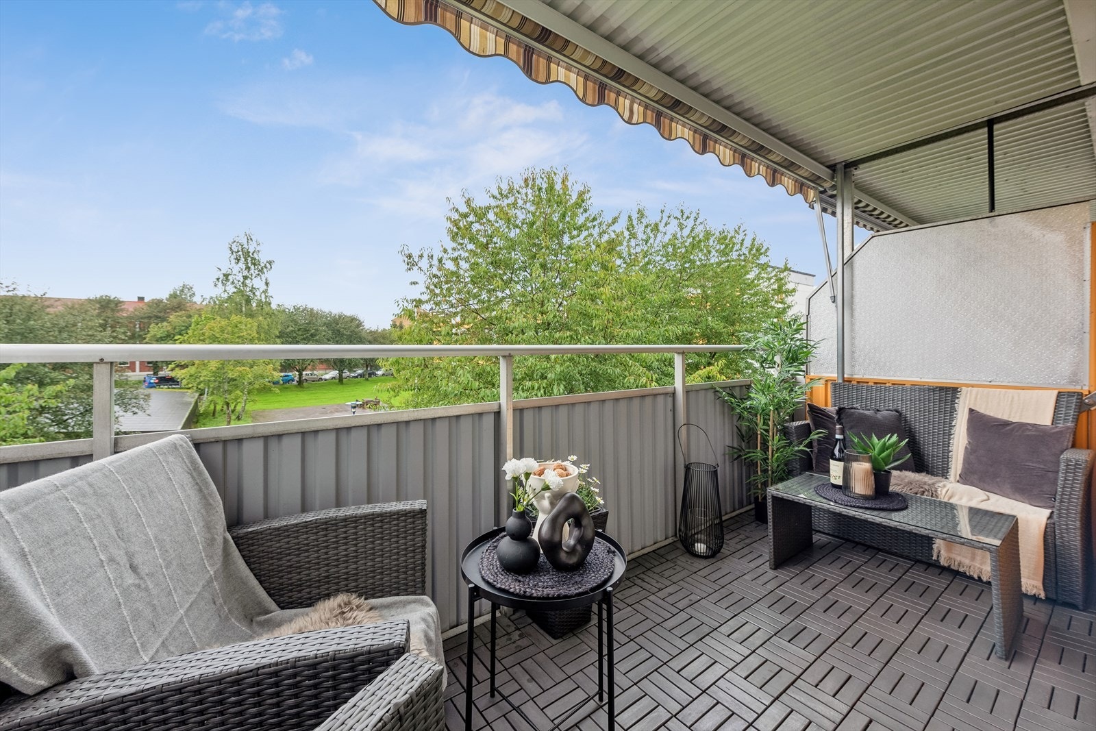 Fra stuen er det utgang til en sydvestvendt balkong i metallkonstruksjon på ca. 7m². Galleribilde