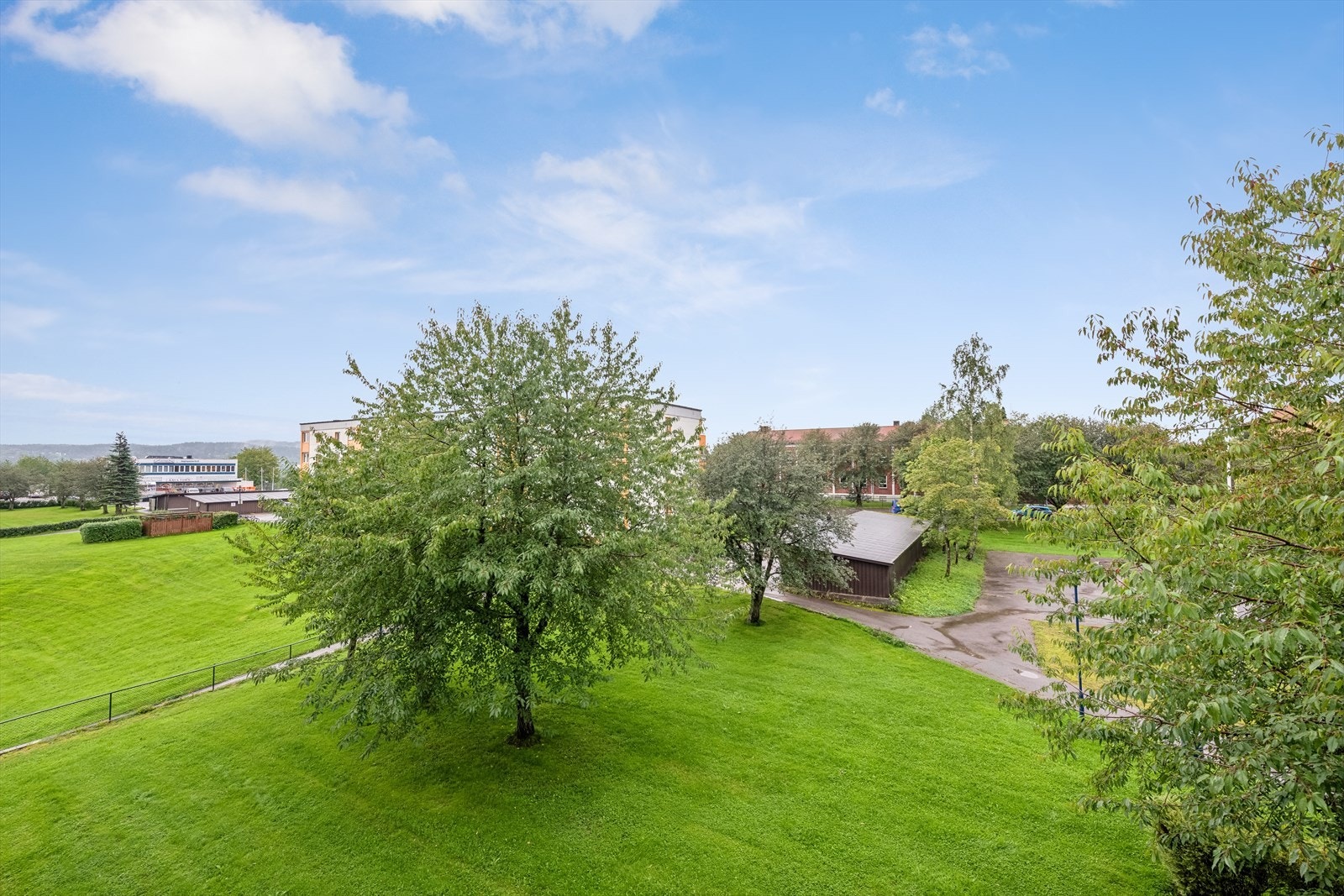 Her har du pent utsyn mot borettslagets grønne fellesområder. Galleribilde