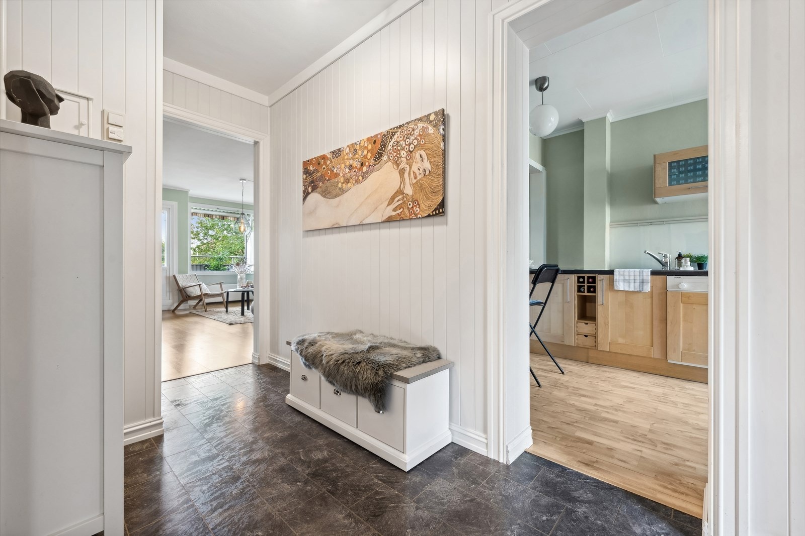 Lys entré med fin overgang til resten av leiligheten. Dørcalling er montert på vegg. Galleribilde