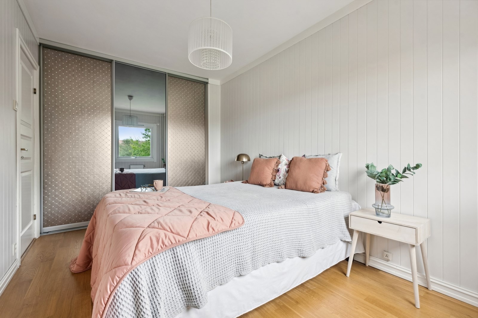 Hovedsoverommet har skyvedørsgarderobe med god oppbevaringsplass. Galleribilde