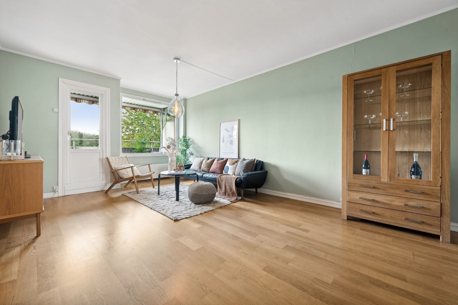 Dette er en romslig og gjennomgående 3-roms andelsleilighet med balkong og sentral beliggenhet på Kalbakken. Galleribilde