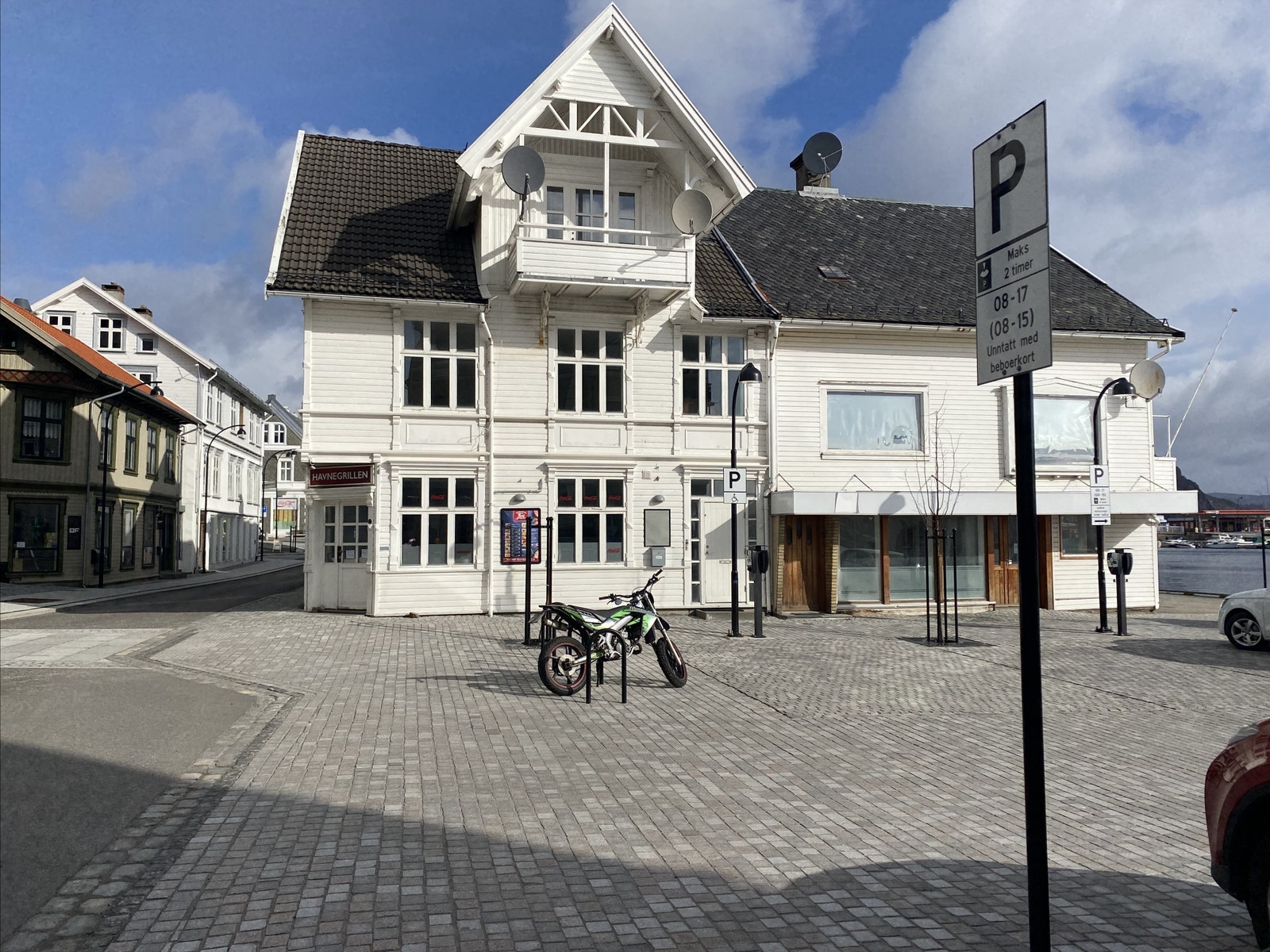 Eiendommen er en del av den eldre bebyggelsen i Farsund by. Byggeår er iht. offentlige opplysninger i perioden 1875-1899 Galleribilde