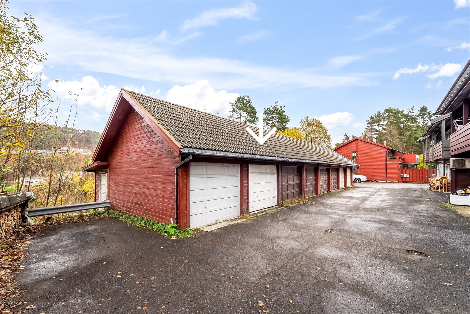 Parkering i felles garasje. Del av garasjen er innredet som bod. Galleribilde