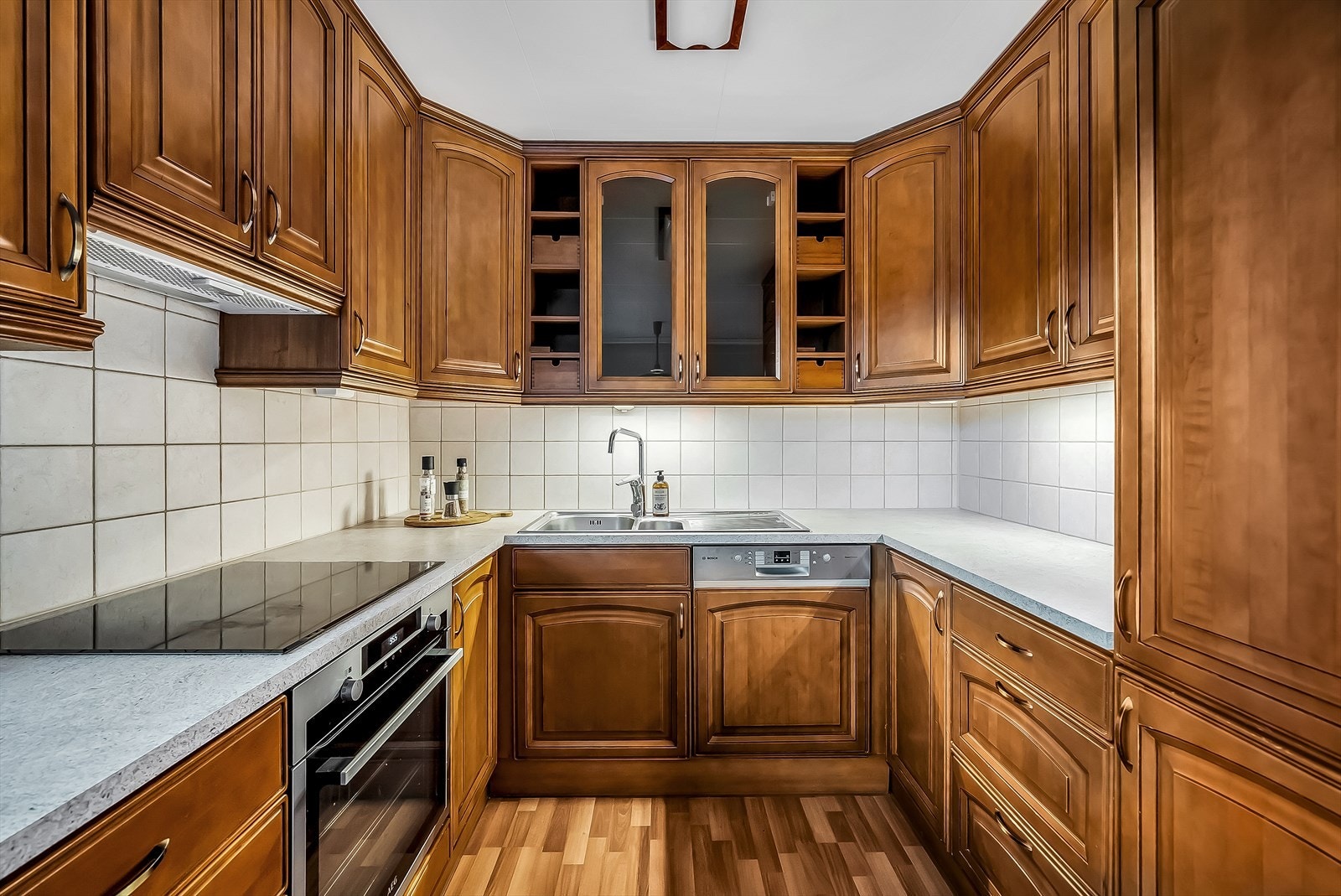 Klassisk innredning m/integrerte hvitevarer. Galleribilde