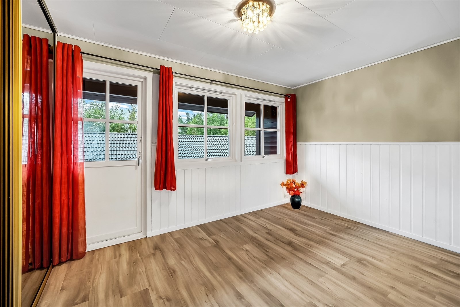 Hovedsoverom m/skyvedørsgarderobe og utgang til balkong. Galleribilde