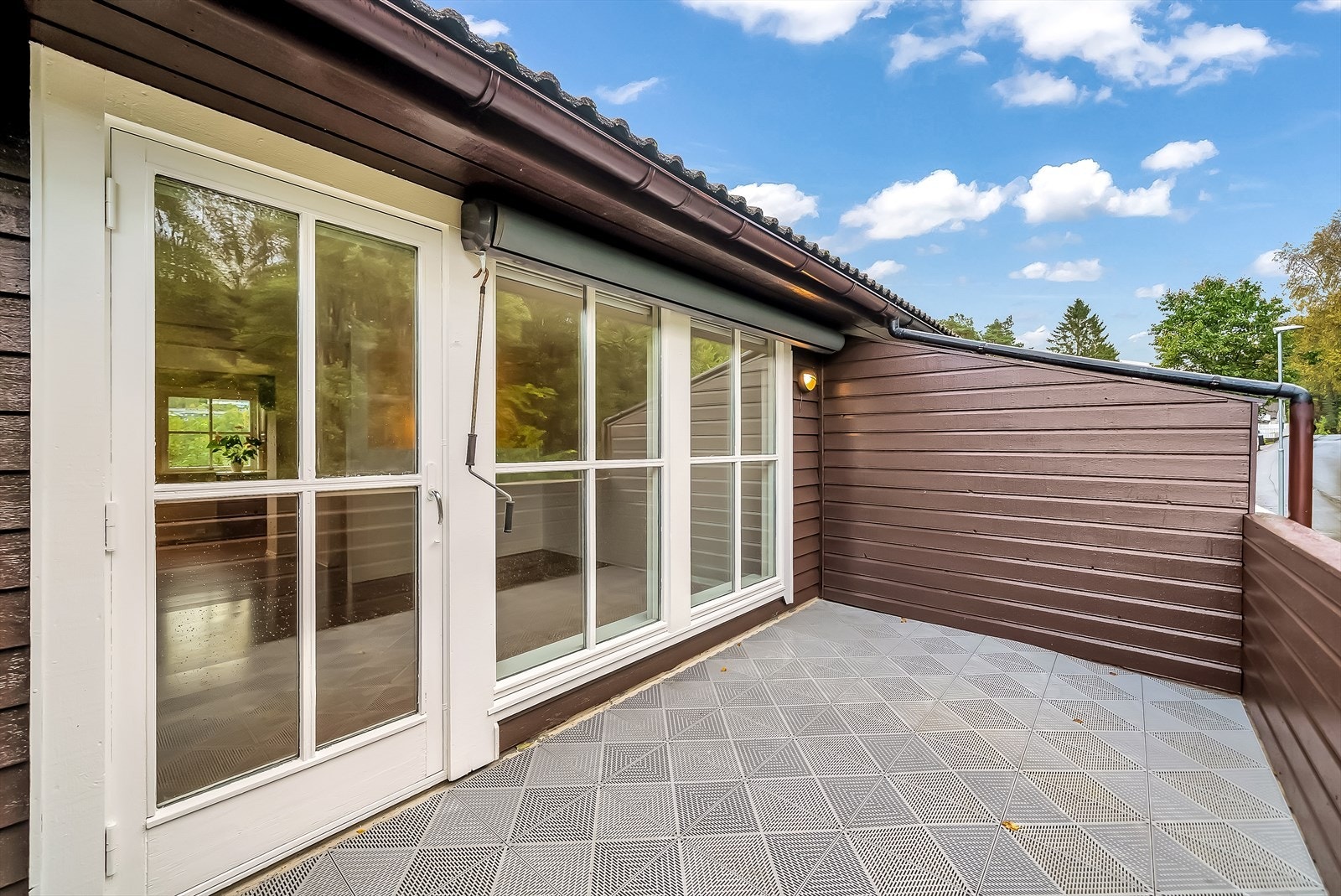 Veranda med levegg og markise som skjermer for vær og vind. Galleribilde