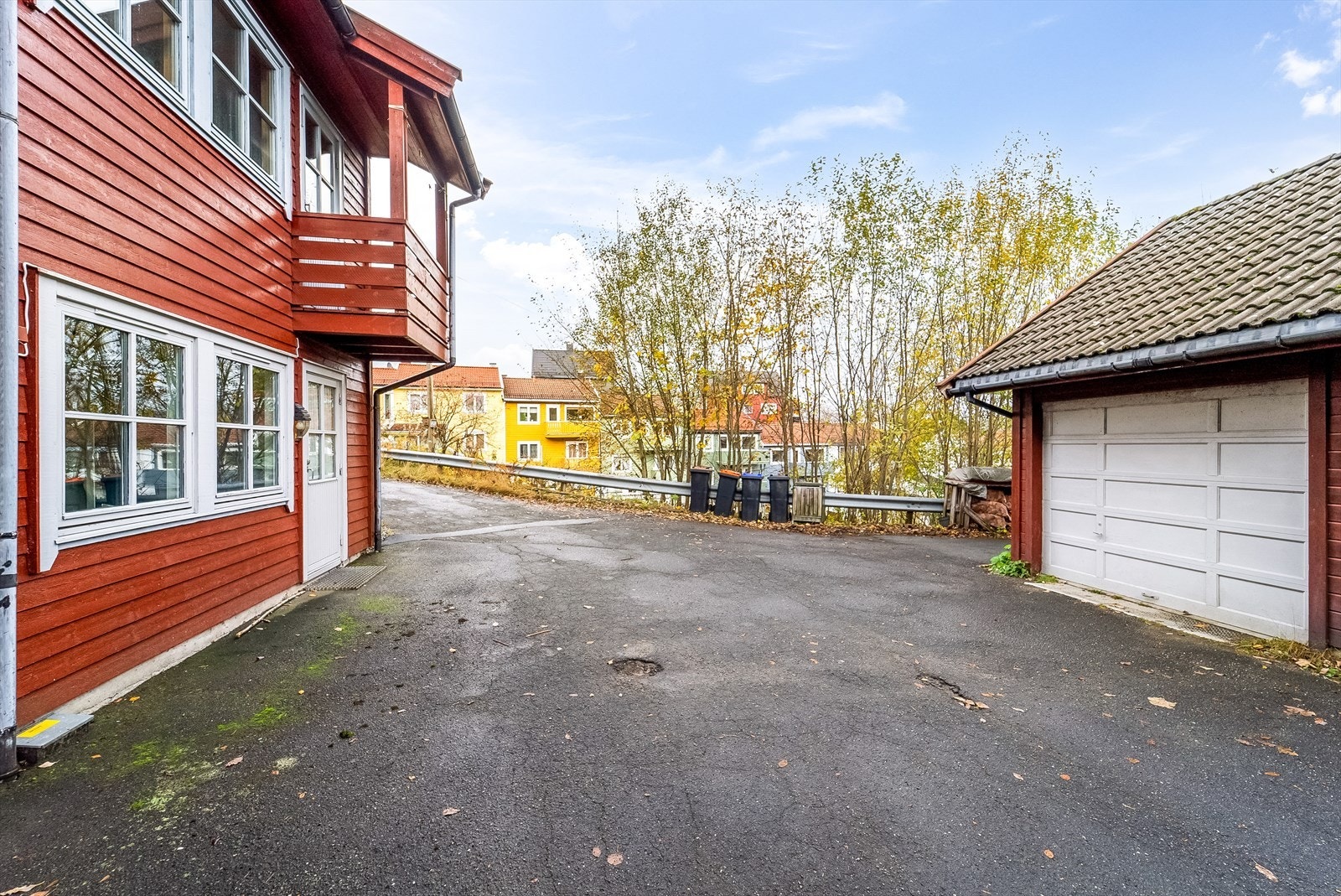 Asfaltert nedkjørsel til fellesgarasje Galleribilde