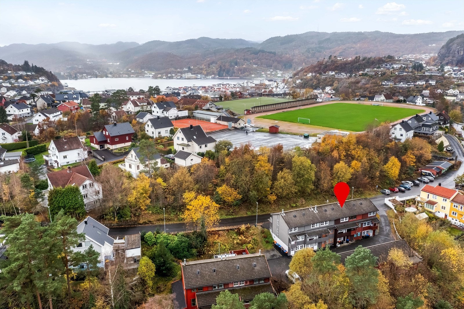 Eiendommen ligger på Uenes hvor du har gangavstand sentrum, skoler og flerbrukshall. Like i nærheten finner du også lekeplass, stadion og tennisbane. Galleribilde