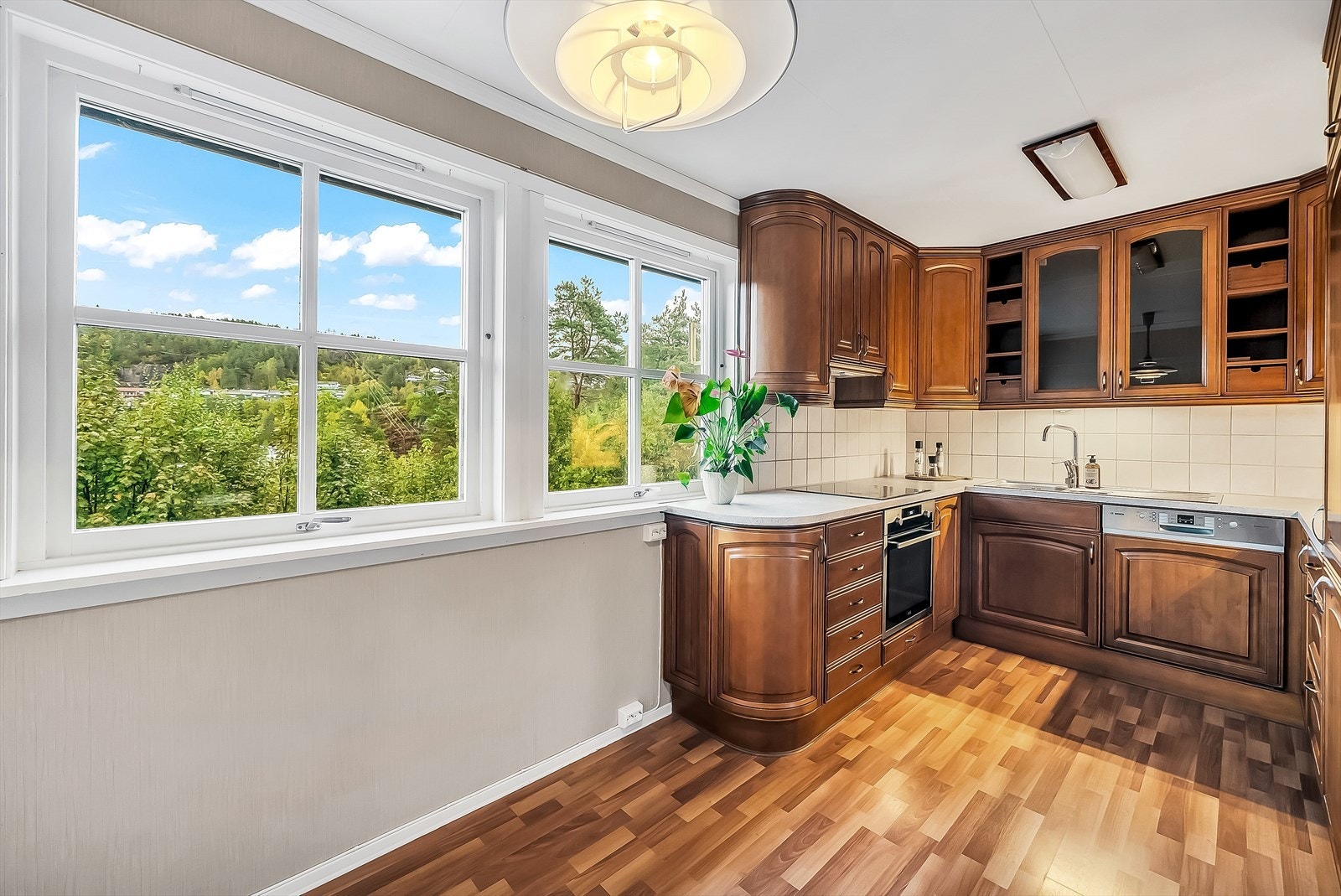 Kjøkken m/spiseplass Galleribilde