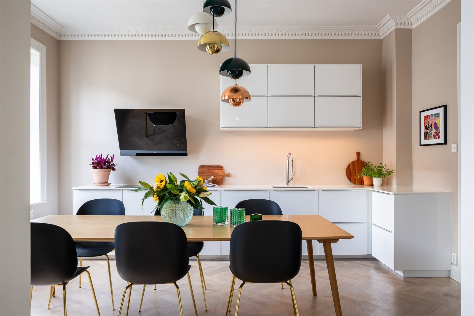 Moderne og stort kjøkken. Galleribilde