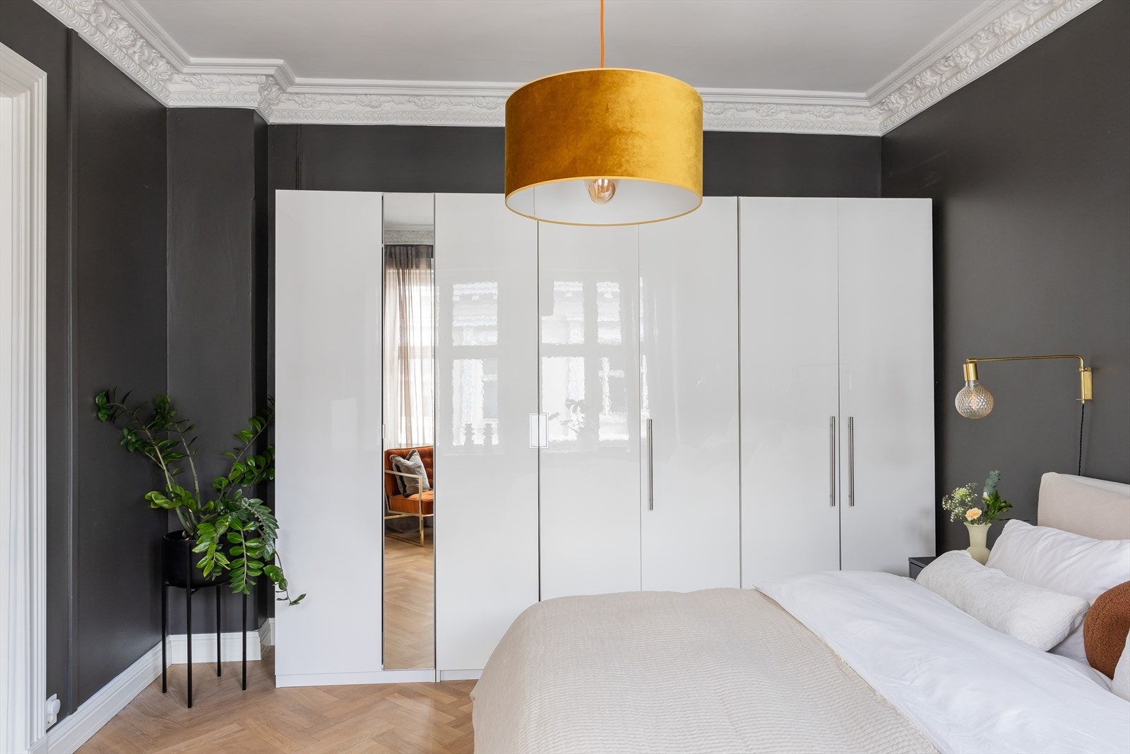 Hovedsoverommet er innredet med garderobeskap. Galleribilde
